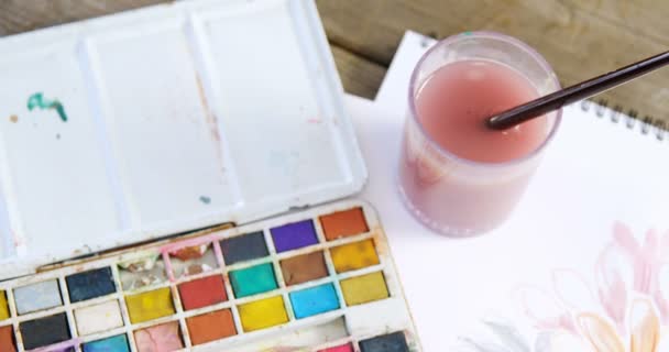 Aquarel schilderen met het penseel en doek — Stockvideo