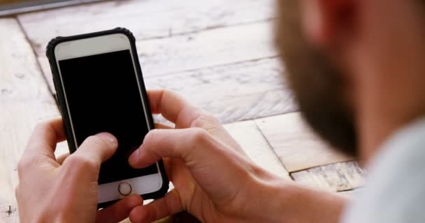 Man som använder mobiltelefon — Stockvideo