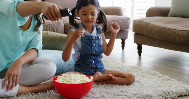 Anya és lánya tévénézésre — Stock videók