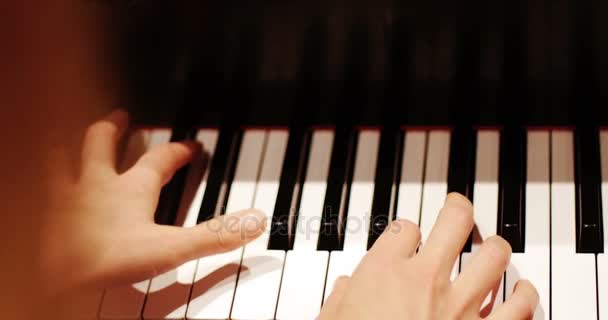 Primer plano de la mujer tocando un piano — Vídeo de stock