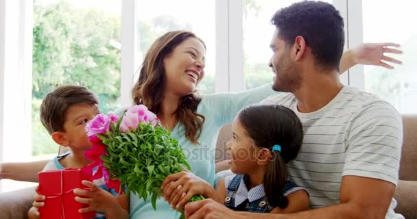 Família feliz sentado no sofá e abraçando — Vídeo de Stock