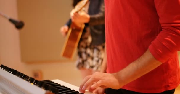 Banda de música actuando en un estudio — Vídeo de stock