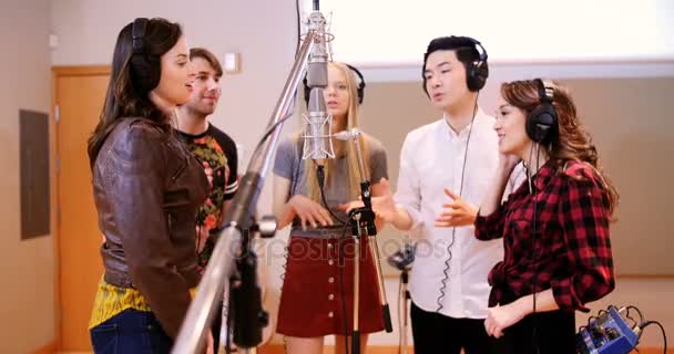 Sänger treten im Studio auf — Stockvideo