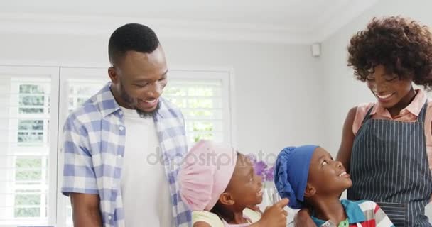 Família feliz preparando comida na cozinha — Vídeo de Stock