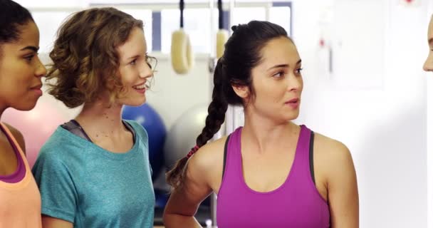 Mujeres que interactúan entre sí en el gimnasio — Vídeo de stock
