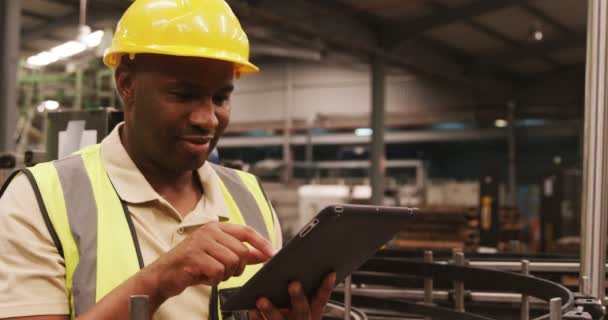 Arbeiter nutzt digitales Tablet in Flaschenfabrik — Stockvideo