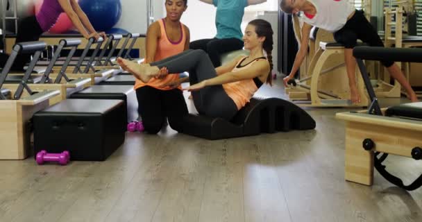Belles femmes faisant de l'exercice en studio de fitness — Video
