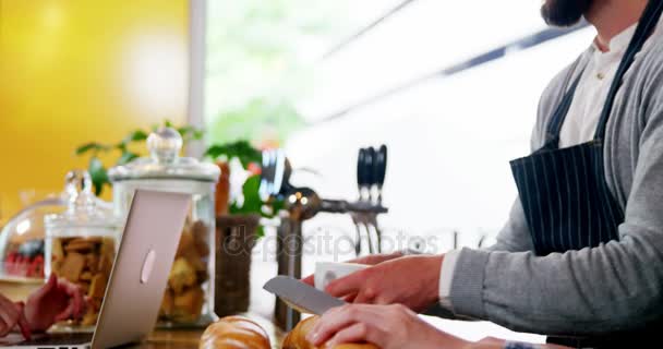 Waiter serving coffee to female costumer — Stock Video