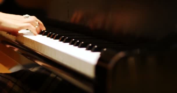 Primer plano de la mujer tocando un piano — Vídeo de stock