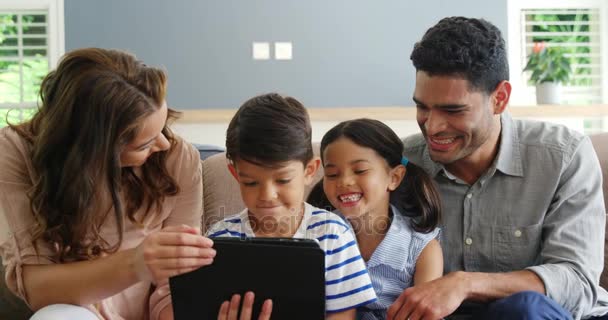 Familie nutzt digitales Tablet im Wohnzimmer — Stockvideo