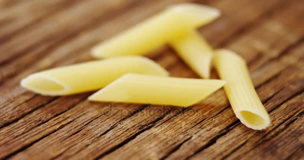 Närbild av penne pasta — Stockvideo