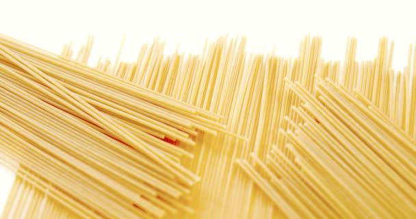 Raw spaghetti på vit bakgrund — Stockvideo
