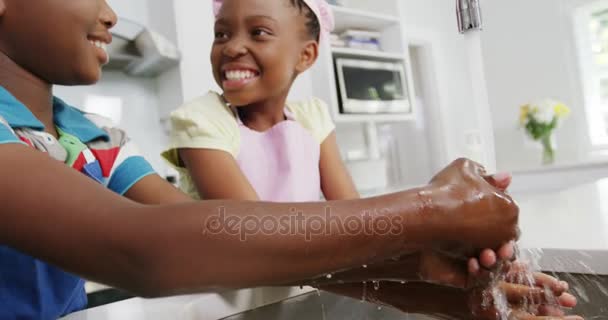 Дети моют руки на кухне — стоковое видео