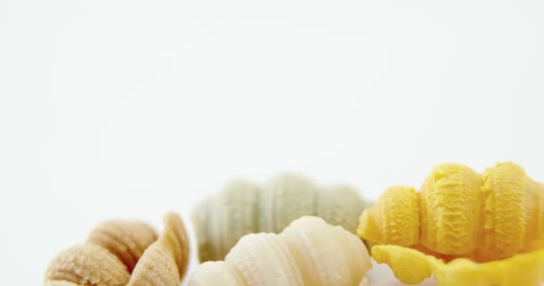 Varias pastas conchiglie sobre fondo blanco — Vídeos de Stock