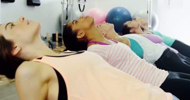 Güzel kadınlar egzersiz fitness stüdyosu — Stok video