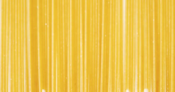Espaguetis crudos dispuestos sobre fondo blanco — Vídeo de stock