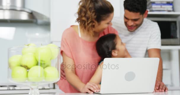 Ευτυχισμένη οικογένεια χρησιμοποιώντας φορητό υπολογιστή — Αρχείο Βίντεο