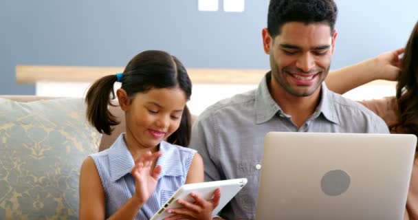 Família usando laptop, telefone celular, tablet digital — Vídeo de Stock