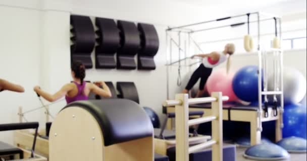 Hermosas mujeres haciendo ejercicio en el gimnasio — Vídeo de stock