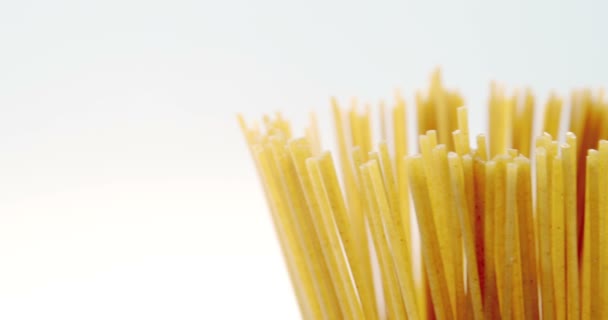 Rauwe spaghetti op witte achtergrond — Stockvideo