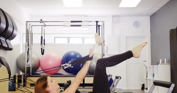 Mooie vrouw uitoefenen in de fitness-studio — Stockvideo