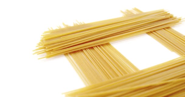 Rauwe spaghetti op witte achtergrond — Stockvideo