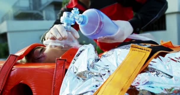 Paramedics examining injured girl — Stock Video