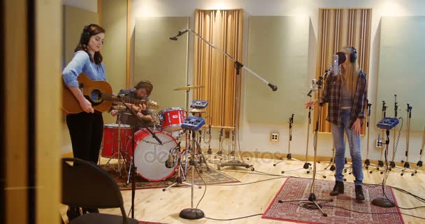Музыкальная группа, выступающая в студии — стоковое видео