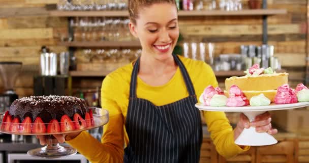 Servitris hålla tårta i kakan stå på café — Stockvideo