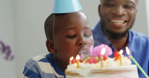 Familia celebrando cumpleaños — Vídeo de stock