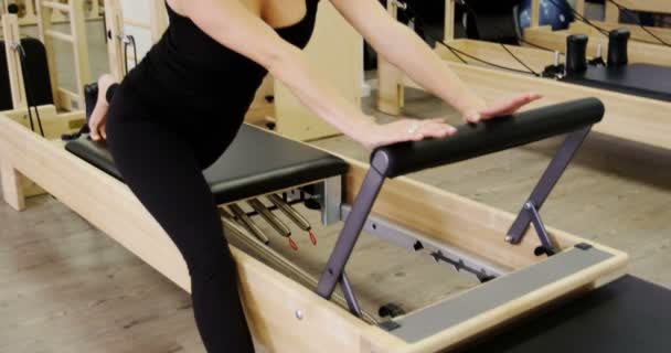 Женщина занимается в фитнес-студии — стоковое видео