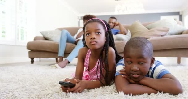 Barn titta på TV i vardagsrummet — Stockvideo