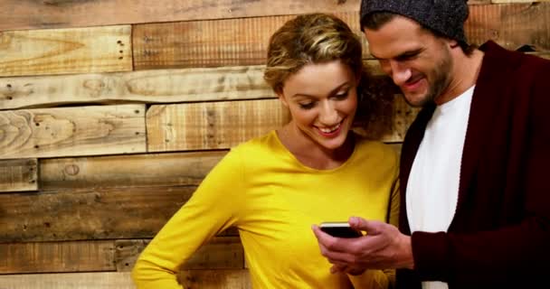 Пара с помощью мобильного телефона в кафе — стоковое видео