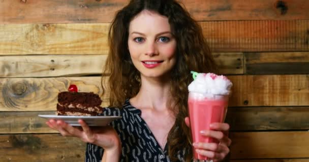 Müşteri tutma plaka pasta ve dondurma ile float — Stok video