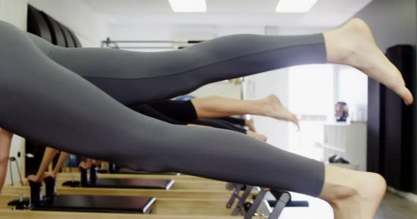 Hermosas mujeres haciendo ejercicio en el gimnasio — Vídeo de stock