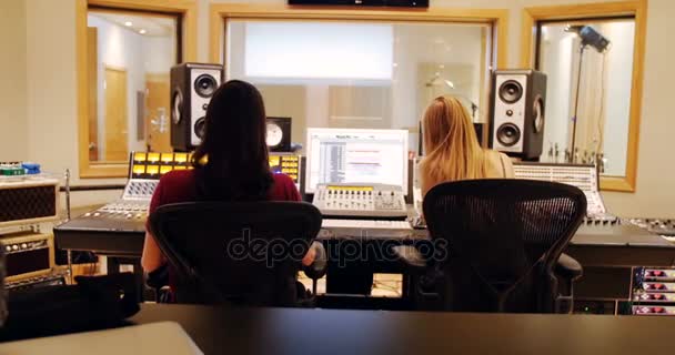 Engenheiros de áudio femininos usando misturador de som — Vídeo de Stock