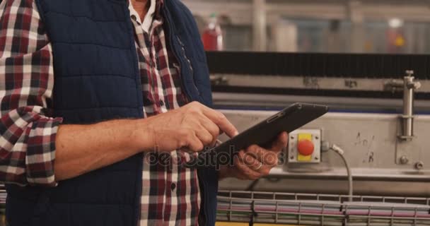 İşçi dijital tablet şişe fabrikasında kullanma — Stok video