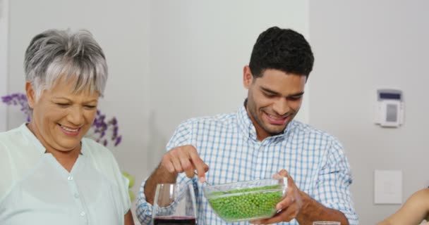 Glückliche Familie beim gemeinsamen Mittagessen — Stockvideo