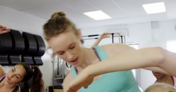 Hermosas mujeres haciendo ejercicio en el gimnasio — Vídeos de Stock