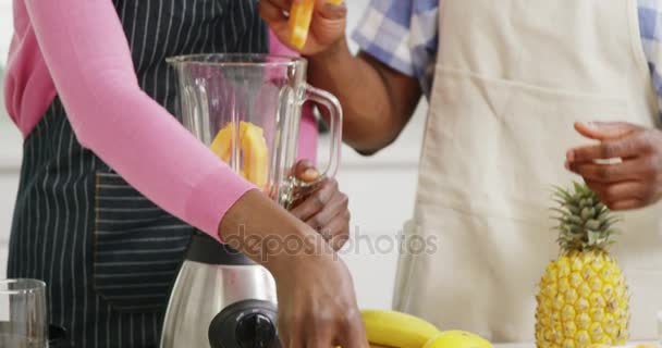 Mężczyzna i kobieta przygotowuje sok juicer — Wideo stockowe