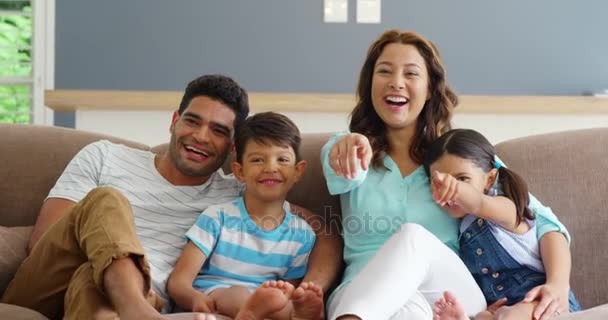 Familie zittend op de Bank en televisie kijken — Stockvideo