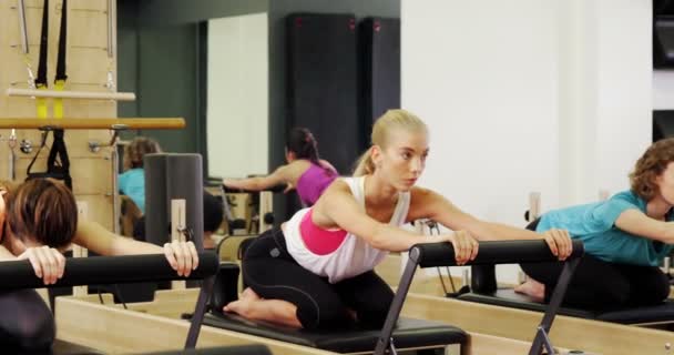 Mulheres bonitas exercitando no estúdio de fitness — Vídeo de Stock