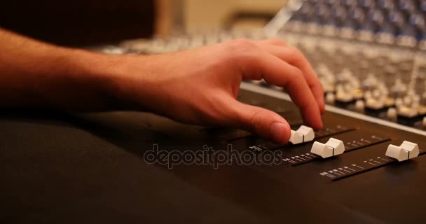 Ingegnere audio maschio utilizzando mixer audio in studio di registrazione — Video Stock