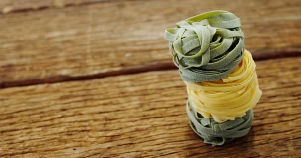 Primer plano de fettuccine verde y amarillo — Vídeos de Stock