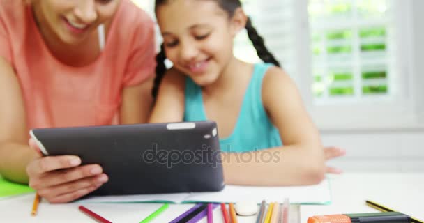 幸福的母亲和女儿使用数字平板电脑 — 图库视频影像