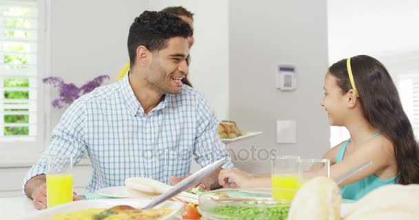 Familia feliz almorzando juntos — Vídeos de Stock