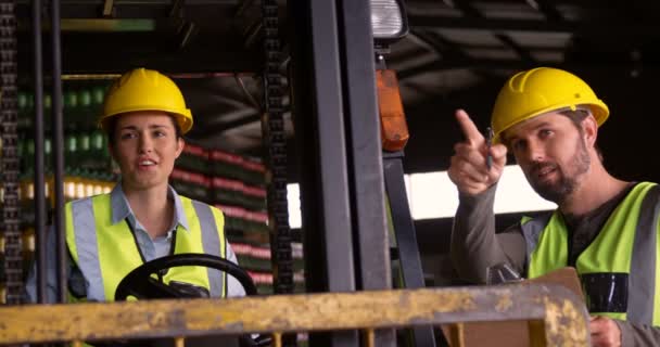 Forklift içinde oturan ve Birbirinizle konuşmak işçiler — Stok video