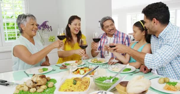 Familia feliz tostadas copas de vino — Vídeo de stock