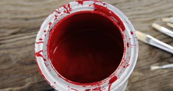 Primer plano de latas de pintura roja y pinceles — Vídeos de Stock