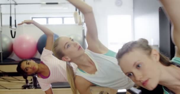 Красивые женщины занимаются в фитнес-студии — стоковое видео
